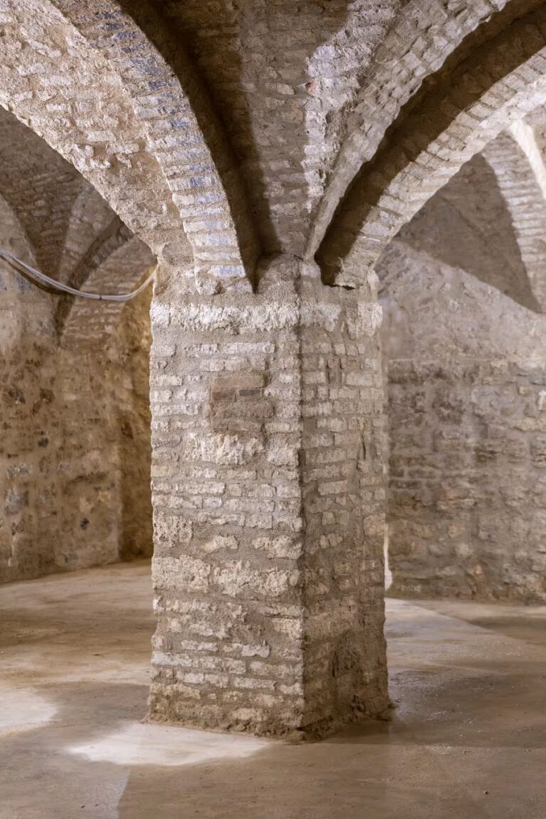 Dettaglio architettonico di un pilastro in mattoni con volte a crociera originali restaurate a San Gimignano