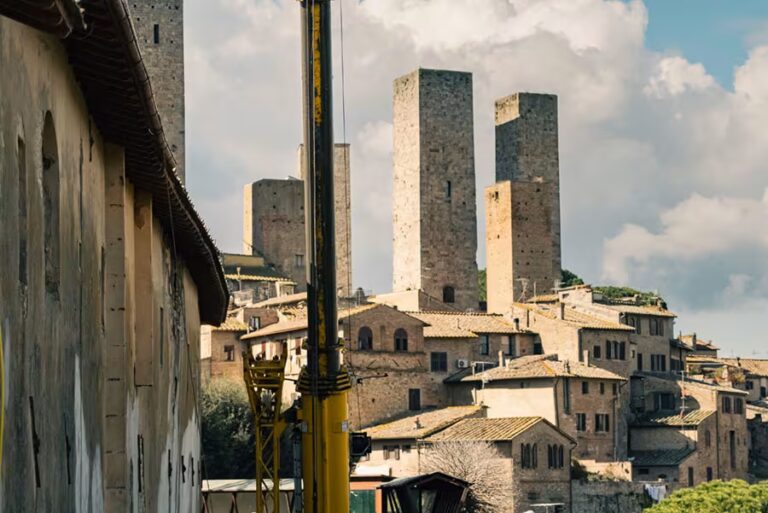 Vista panoramica delle torri medievali di San Gimignano dal cantiere di restauro della dimora storica Excelle