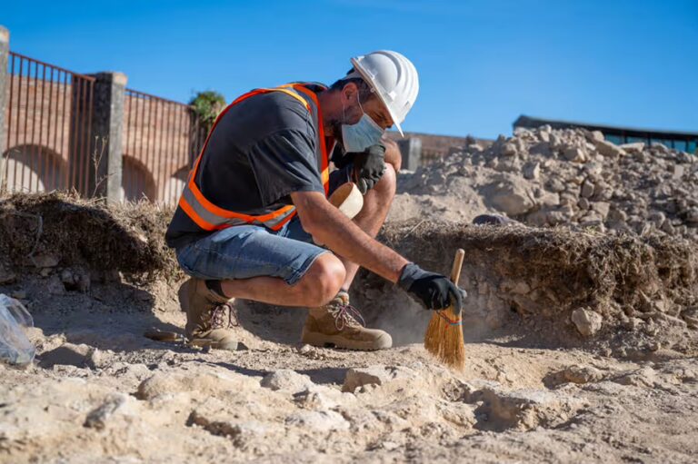 Archeologi al lavoro durante gli scavi per il recupero di reperti e fondamenta antiche nel sito di Excelle San Gimignano