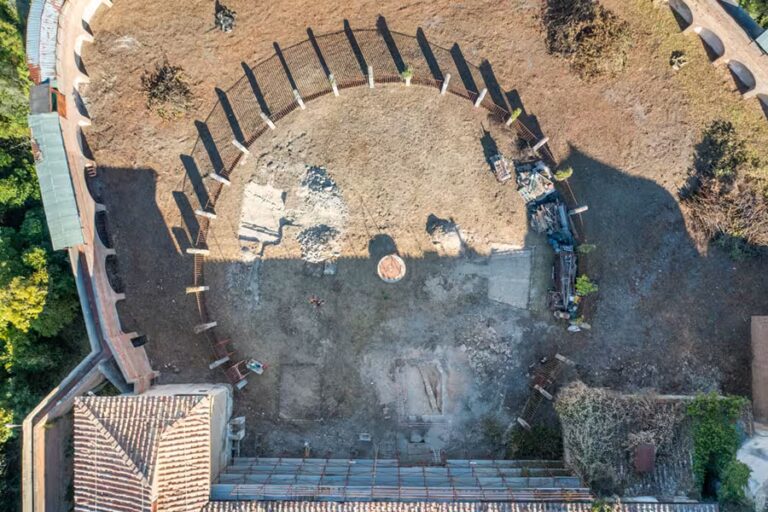 Veduta dall'alto del complesso architettonico di Excelle San Gimignano durante il restauro del loggiato e dell'area esterna